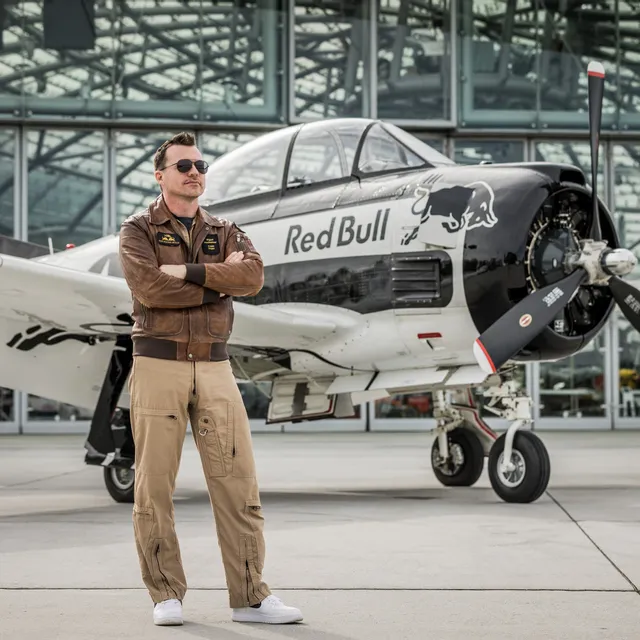 01_miguel_hochleitner_pilot_the_flying_bulls_photo_by_mirja_geh_2024.jpg