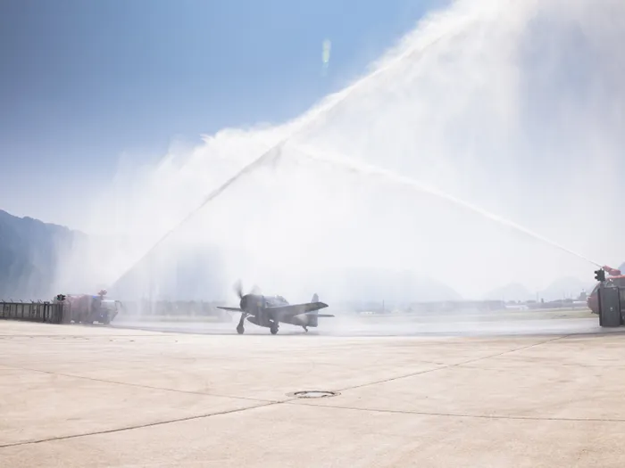 ZM_TFB_BEARCAT_ARRIVAL_120625-44_2.jpg